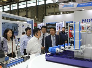 京城機(jī)電黨委書記、董事長阮忠奎一行蒞臨華德液壓展位參觀調(diào)研